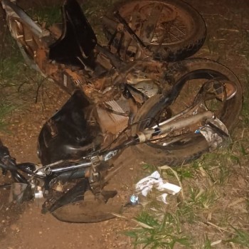 Colisão frontal entre carro e moto resulta em uma vítima fatal e três com ferimentos