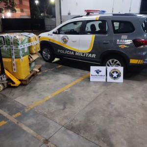 Policiamento Rodoviário apreende carga de óculos em ônibus na SP 270