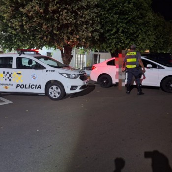 Homem alcoolizado foge de abordagem policial e é detido com droga