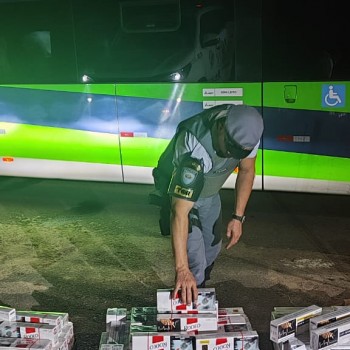 TOR da Polícia Militar Rodoviária prende passageiros por contrabando