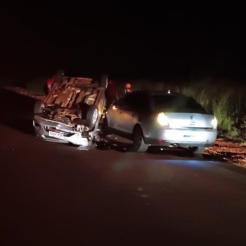 Acidente envolve dois carros, uma moto e um animal equino resulta em  morte