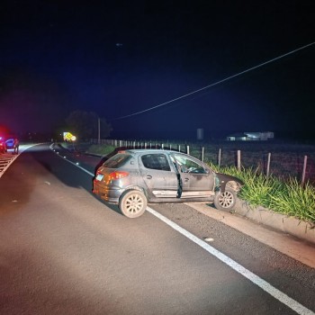 Condutor embriagado e com CNH cassada provoca acidente com duas vítimas graves