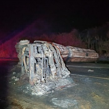 Carreteiro de 29 anos morre em caminhão em chamas após colisão