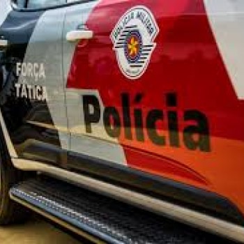 Homem é alvejado com dois tiros quando bebia com colegas no João Domingos Neto