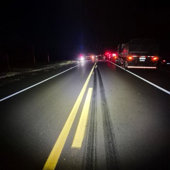 Homem de 73 anos morre após colidir carro de frente com carreta