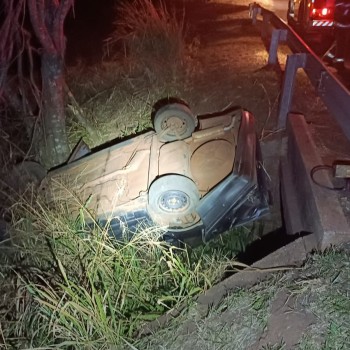 Condutor morre após carro desgovernado sair da estrada, capotar e bater em árvore