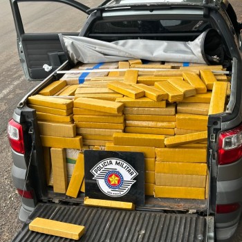 Patrulheiros rodoviários e equipe da FICCO prendem dupla com carregamento de maconha