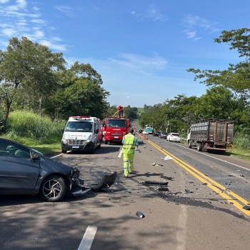 Homem de 77 anos morre ao bater Toyota de frente contra ônibus de romeiros