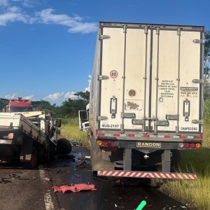 Colisão frontal entre dois caminhões resulta em uma pessoa morta e outra com ferimentos